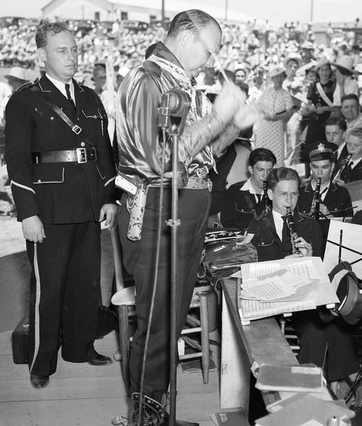 Photo of Paul Whiteman and orchestra